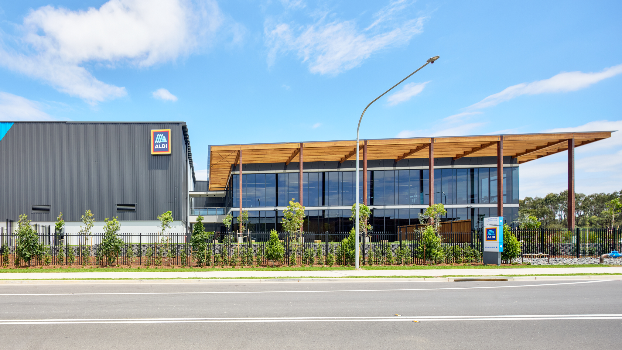 Viridian Glass – Light Horse Logistics Hub – ALDI